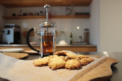 薪ストーブで焼いたクッキーを紅茶と一緒に。