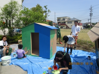 住フェス2017　ミニハウスを塗る子どもたち