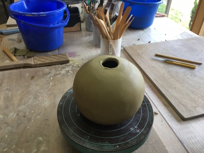 陶芸教室　花瓶を昨陶中　穴をあけました