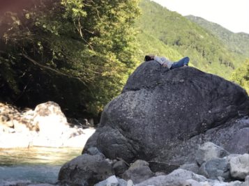 石の上でパワーを充電｜長野県阿寺渓谷