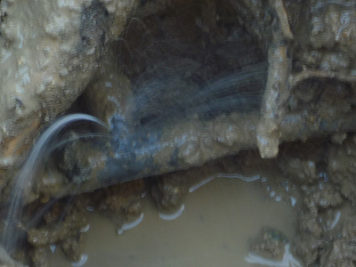 給水配管から漏水1