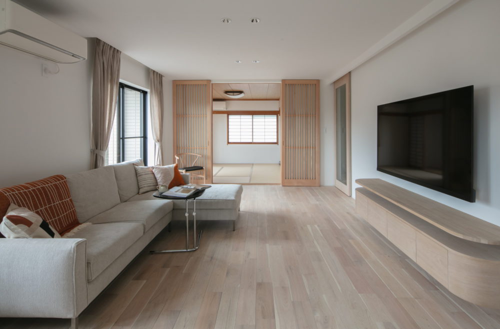 天井高の造作建具は両開きにより解放感を感じる和室とリビング