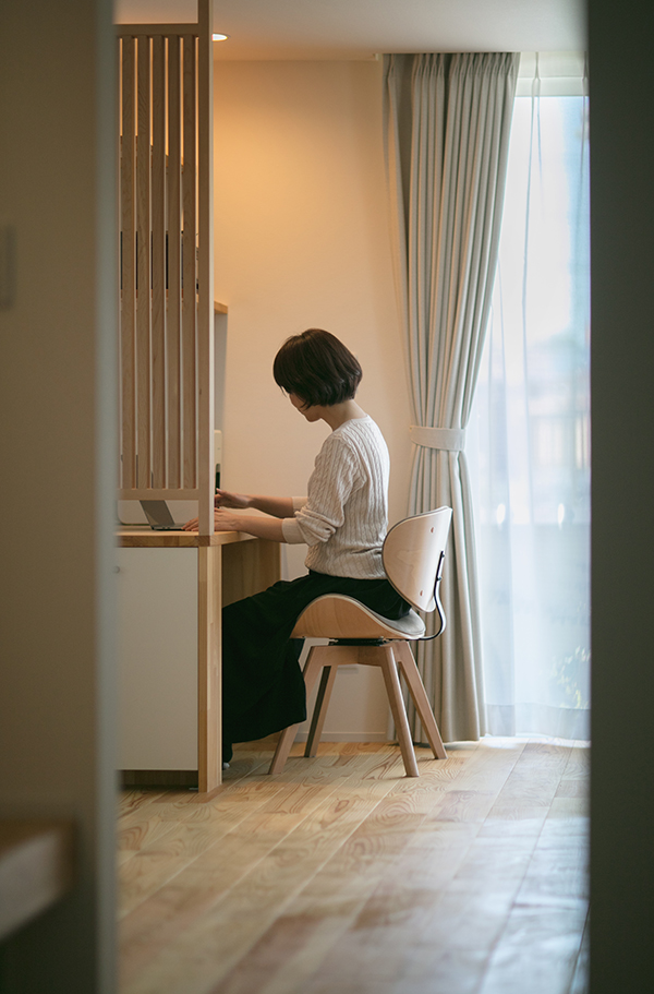 リビングの窓際にパソコンスペース