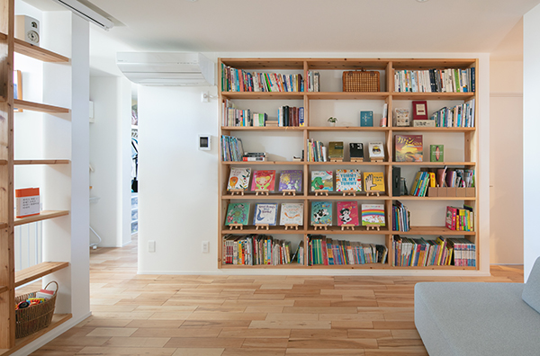 図書館のような壁一面の造り付け本棚