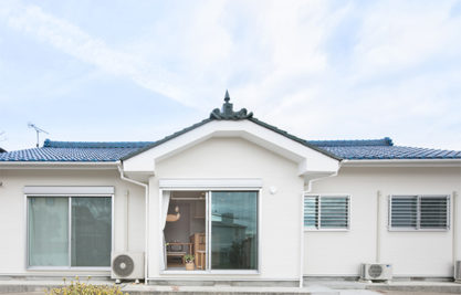 青い屋根の二世帯リノベーション