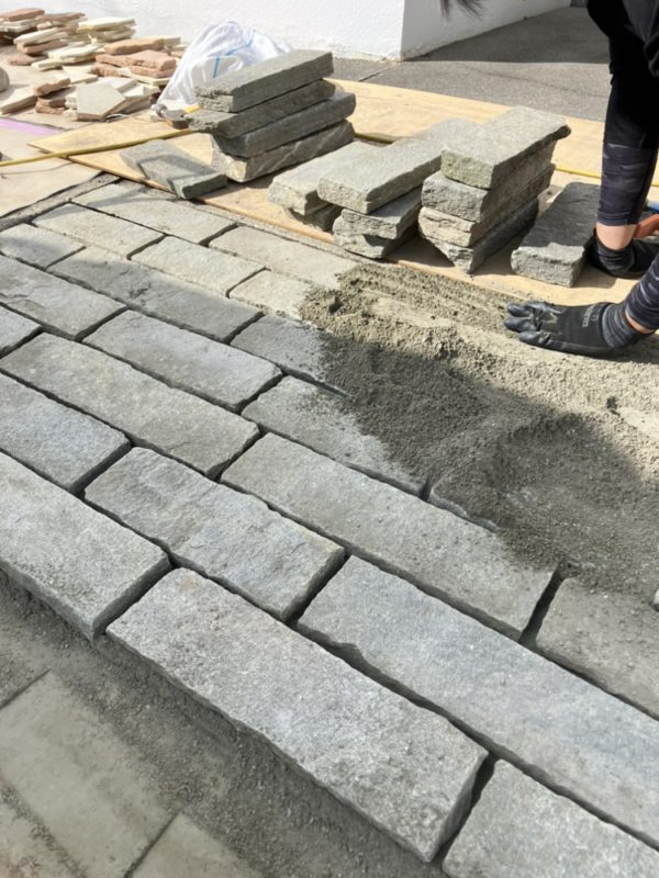2. 駐車スペース：石張り作業中