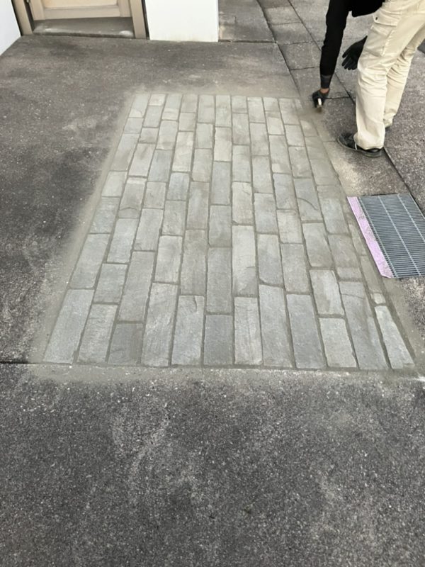 3. 駐車スペース：石張り