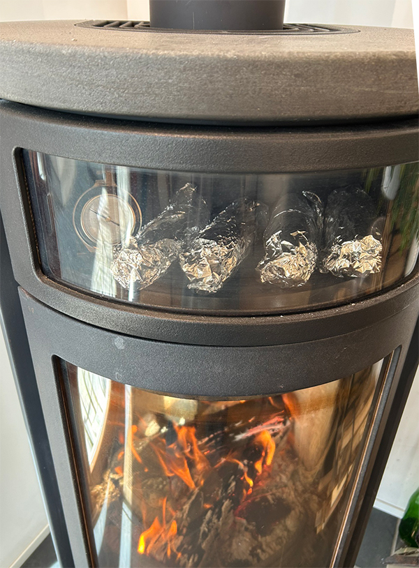 薪ストーブで焼き芋