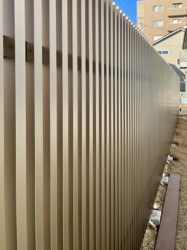 両側から見ても美しいアルミフェンス