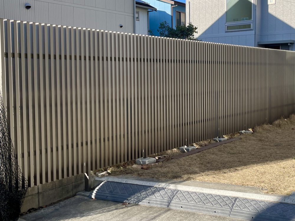 両側から見ても美しいアルミフェンス