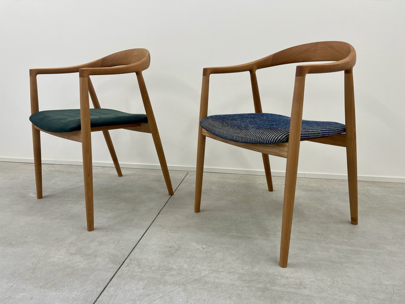 宮崎椅子製作所のブラックチェリー材のチェア「hata chair」